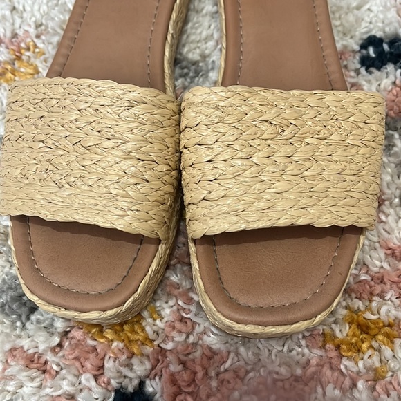 Slip on sandals with small platform - Picture 4 of 7